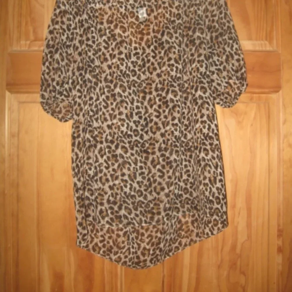 Moda International Leopard Shear Top with Design on Front - Picture 4 of 5